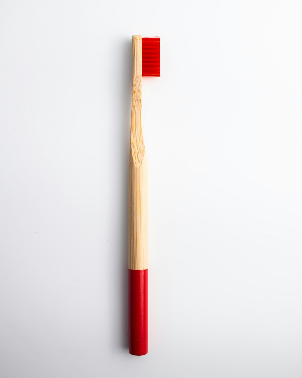 Cepillo de dientes de madera sobre fondo claro