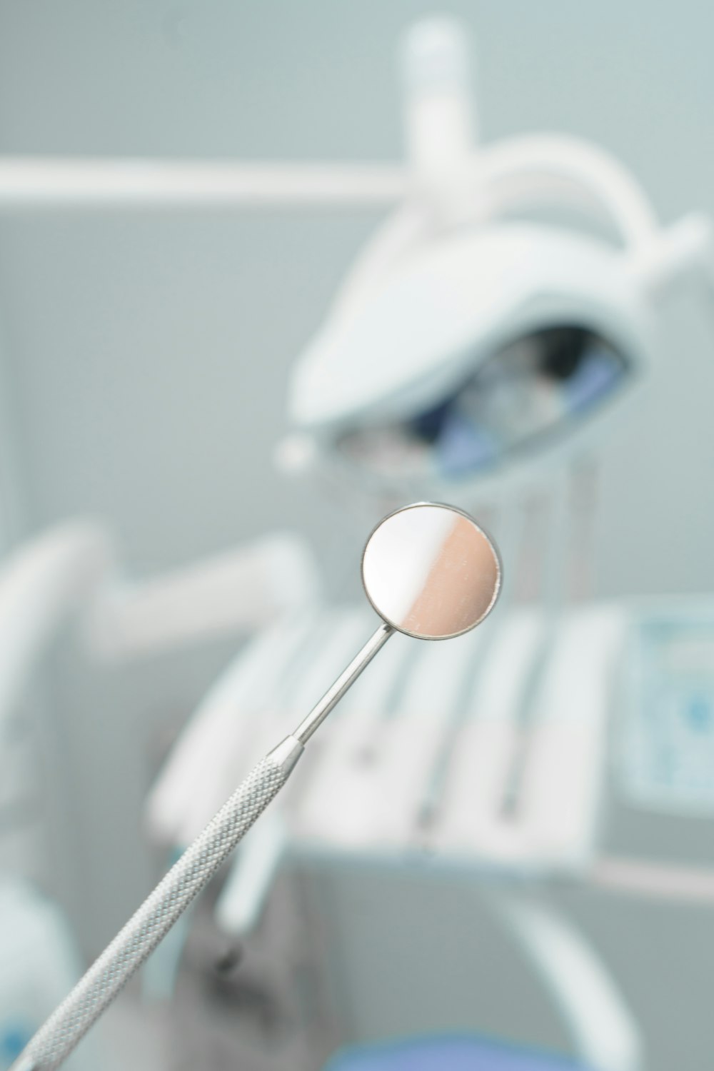 Espejo dental en el box de urgencia en su comuna