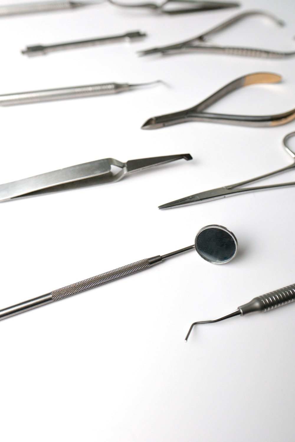 Instrumental dental esparcido sobre una mesa